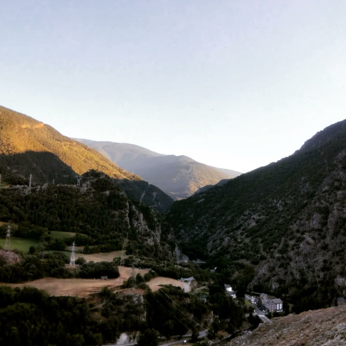 vic_rosello's tweet image. ⛰ Fotos d'ahir vespre, en sortir d'una reunió. La veritat és que passar l'estiu aquí, sense calor, i veure aquest paisatge en plegar de treballar no té preu!

👨‍💼🔋 Seguim treballant per a tots vosaltres des d'aquí. Bon estiu i bones vacances a tothom!

#Pallars #teletreball