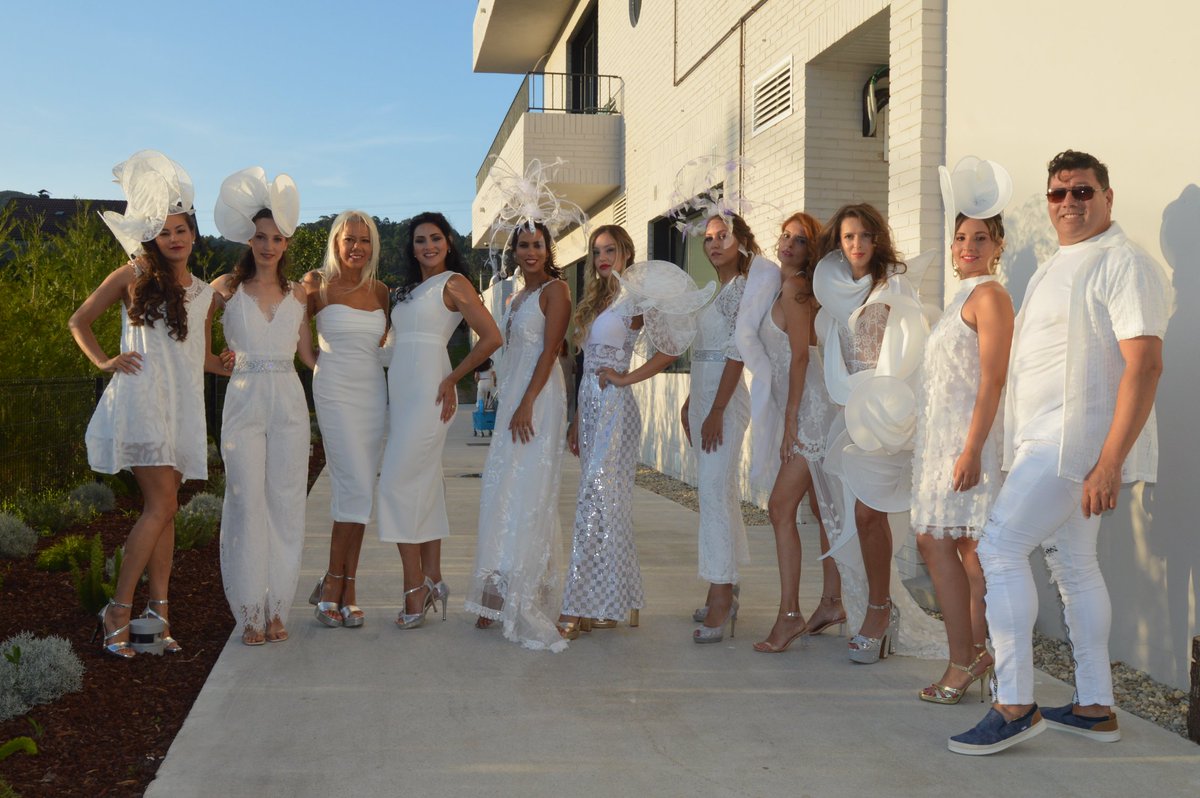 mivient_events's tweet image. Evento &quot;De Punta en Blanco&quot; en el nuevo hotel H4 de Cangas. Posando con mis modelos y el diseñador Fran Elegance 😍
#fashionshow #spanishdesign #models