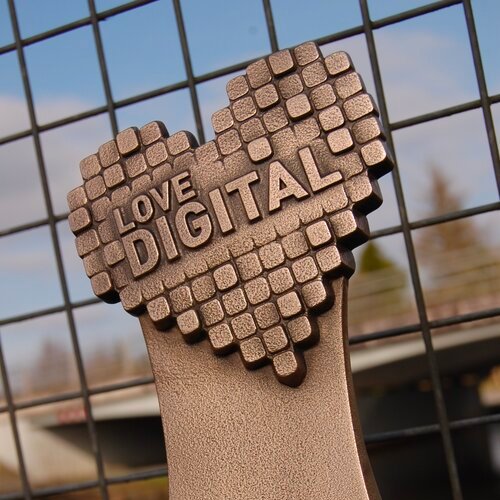 Conversations With Artists - Kate Oram will be live on our YouTube channel at midday today. Kate will be chatting with me about how she blends traditional sculpture with digital processes - youtube.com/@creativeheart…
<a href="/kateoram_artist/">Kate Oram</a> <a href="/LEORoscommon/">Local Enterprise Office Roscommon</a>