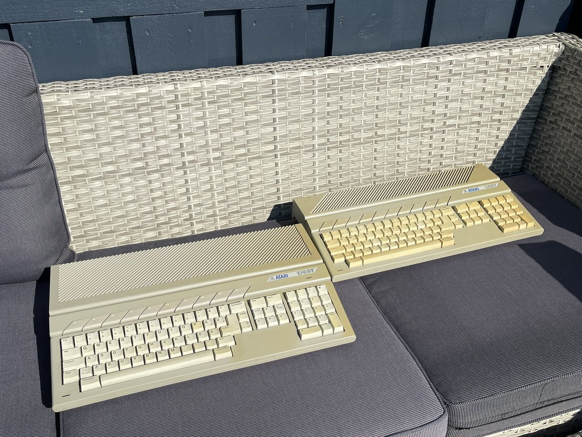 ovesen's tweet photo. #retrobrighting some yellowed #atari st machines. #arcticretro https://t.co/4JTJNf6p1m