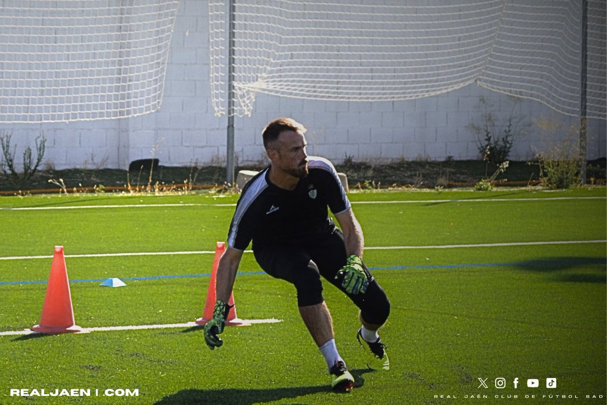 ¡¡Buenos días!! ☀️

Nuestra portería está bien asegurada 🧤. Seguimos trabajando.

#rj2324 
#pretemporada
