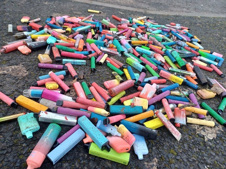 Around 1.3 million disposable vapes are thrown away each week in the UK, contributing to the growing challenge of e-waste. Made from a mix of materials, they are especially difficult to recycle and often wind up polluting our oceans and rivers 🗑️♻️🌊 #BanDisposableVapes