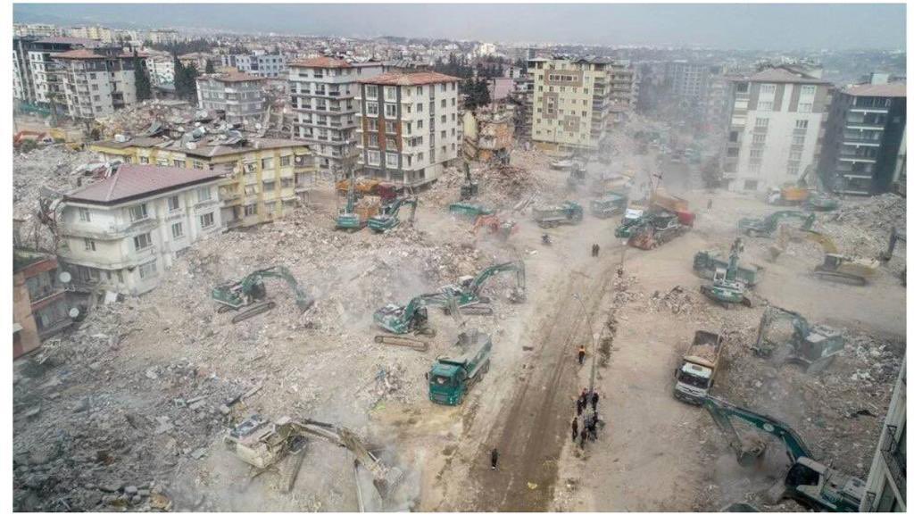 6 Şubat depremleri sonrası enkaz kaldırma çalışmaları sürüyor. Kaldırılan molozlarla birlikte ortaya çıkan asbest tehlikesi dünya medyasına konu oldu.  "Moloz temizleme şekli daha çok ölüme yol açar mı?" sorusuyla... Ama hükümet kulağının üstüne yatmaya devam ediyor.. #asbest