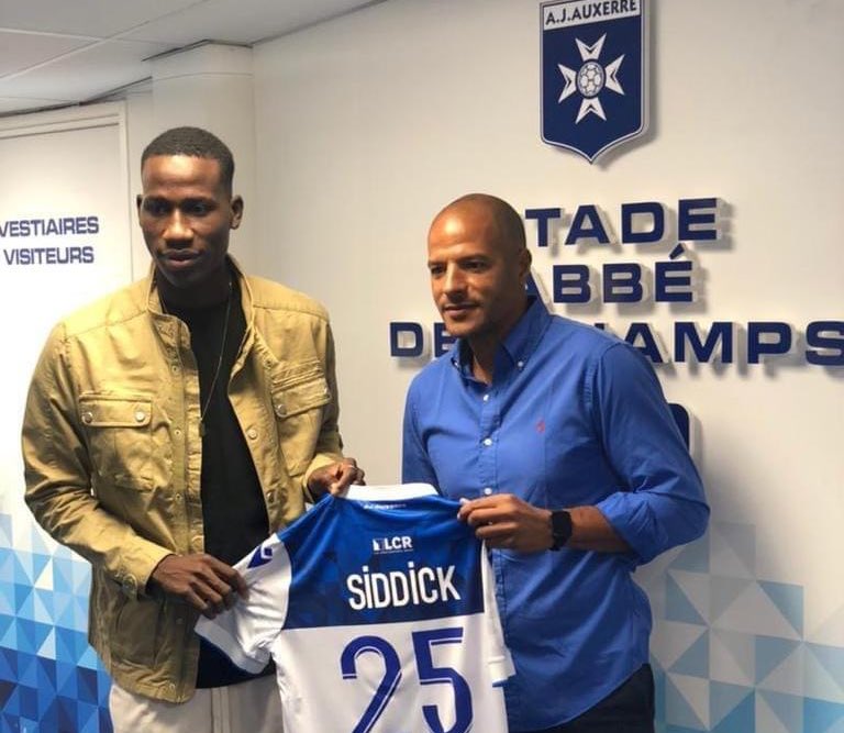 AllezLesLions's tweet photo. 🔵 OFFICIEL ! Le défenseur camerounais Aboubakar Siddick (18 ans) quitte Coton Sport de Garoua et s’engage avec l’AJ Auxerre, club de Ligue 2 française. 🦁🇨🇲

📸 @AJA https://t.co/SOwIOVdMGB