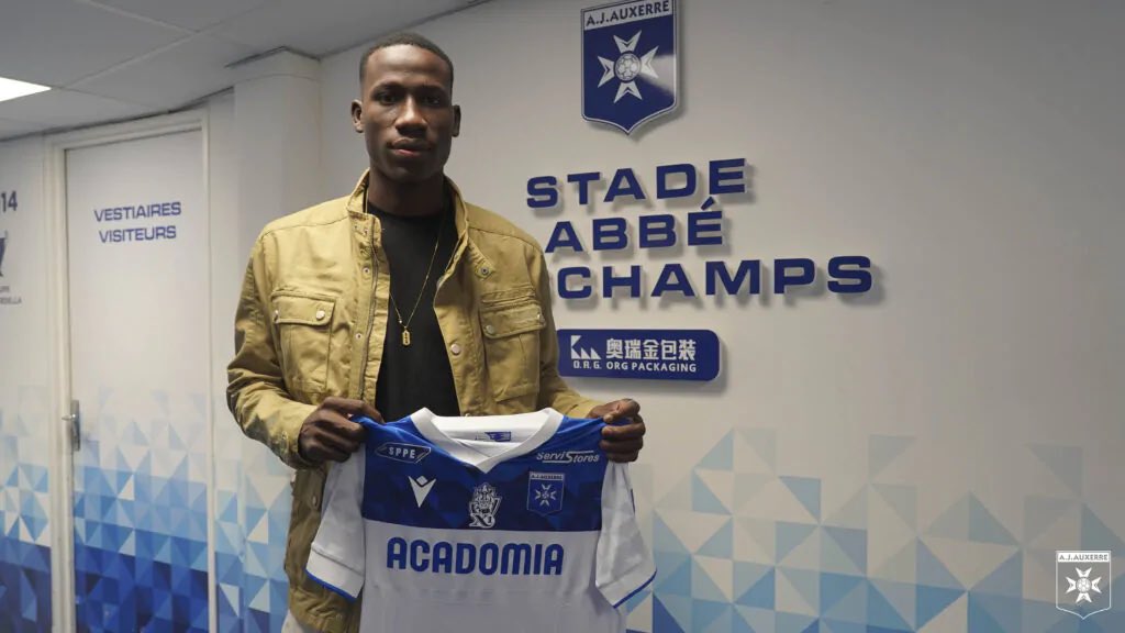 AllezLesLions's tweet photo. 🔵 OFFICIEL ! Le défenseur camerounais Aboubakar Siddick (18 ans) quitte Coton Sport de Garoua et s’engage avec l’AJ Auxerre, club de Ligue 2 française. 🦁🇨🇲

📸 @AJA https://t.co/SOwIOVdMGB