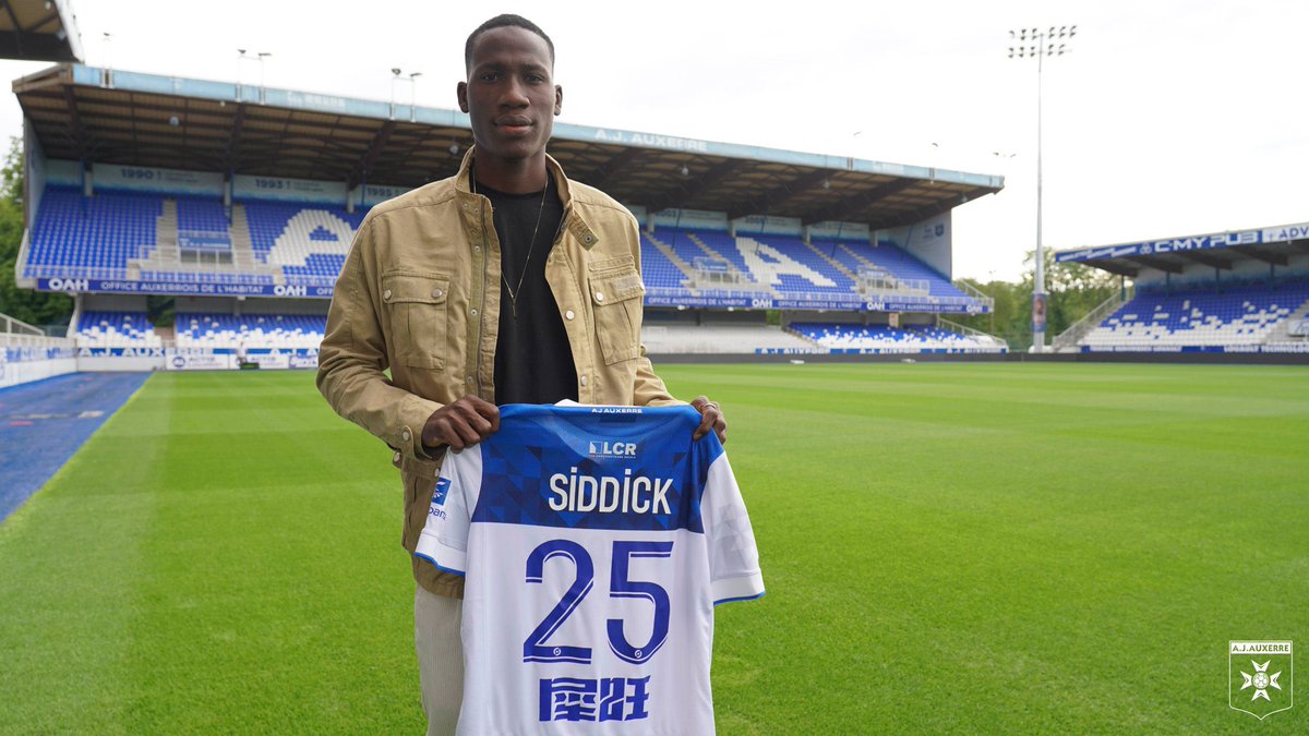 AllezLesLions's tweet photo. 🔵 OFFICIEL ! Le défenseur camerounais Aboubakar Siddick (18 ans) quitte Coton Sport de Garoua et s’engage avec l’AJ Auxerre, club de Ligue 2 française. 🦁🇨🇲

📸 @AJA https://t.co/SOwIOVdMGB