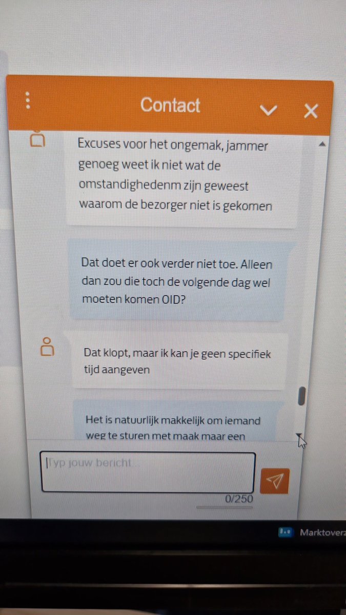 lieees_'s tweet photo. @PostNL Jullie "klantenservice" heeft ook geen idee. Goed verhaal. Eerst moet ik terug naar @bol_com voor een nieuwe afspraak, dan zou de bezorger toch moeten komen maar kan ze me geen specifieke tijd geven. Wat is het nou? Chat wordt gewoon beëindigd. https://t.co/pMWayhZPFi