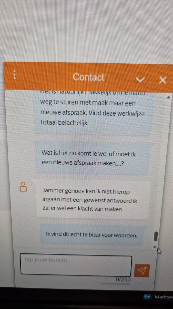 lieees_'s tweet photo. @PostNL Jullie "klantenservice" heeft ook geen idee. Goed verhaal. Eerst moet ik terug naar @bol_com voor een nieuwe afspraak, dan zou de bezorger toch moeten komen maar kan ze me geen specifieke tijd geven. Wat is het nou? Chat wordt gewoon beëindigd. https://t.co/pMWayhZPFi
