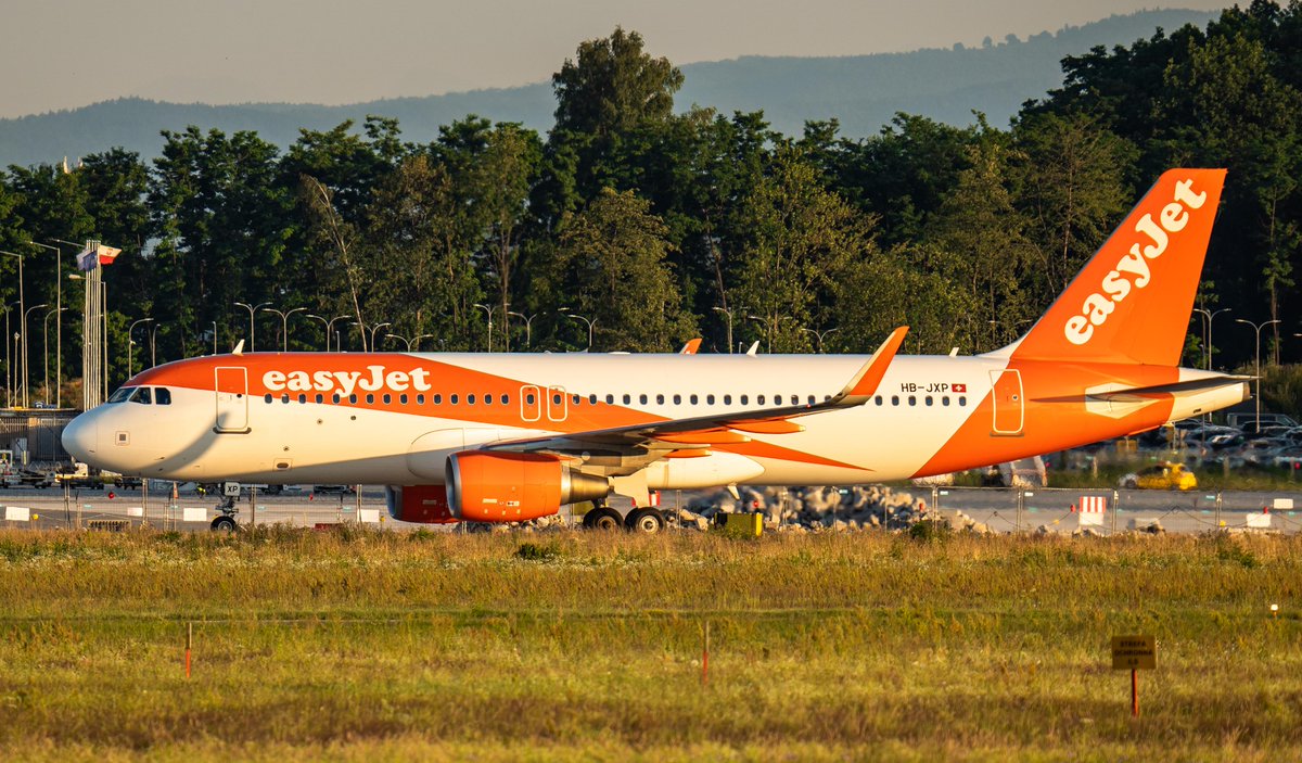easyJet tweet media