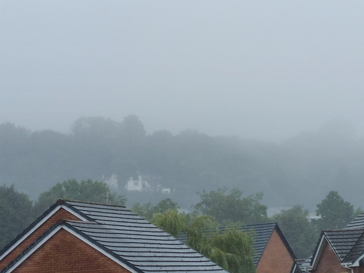 DerekTheWeather's tweet photo. Mixed fortunes this morning! Much of Wales covered in cloud with a frontal system bringing outbreaks of rain and drizzle. Damp and misty in Skewen. But dry and bright in parts of the north and Anglesey. Sunshine and blue sky in lucky Llandudno. https://t.co/WWGrSqHqhz