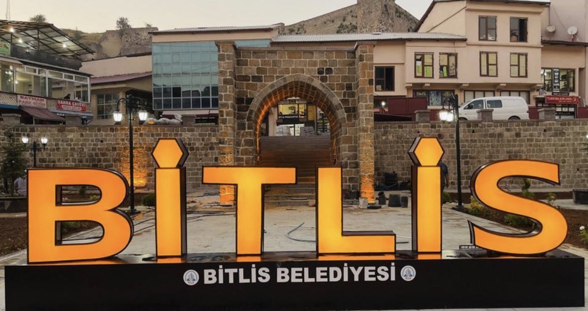 Ecdadımız bir asır önce bu toprakları kanlarıyla bizlere miras bıraktı. Aynı ruhla ebediyete kadar sürecek destansı bir yolculuk bizimkisi.

Bitlis’imizin düşman işgalinden kurtuluşunun 107. yıl dönümü kutlu olsun. 🇹🇷

#8agustos 
#BİTLİS