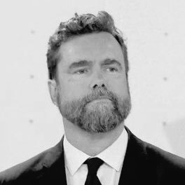 La inteligencia no cotiza en España.
En breve, la política española va a perder a una de sus mentes más brillantes y uno de sus mejores ases.
En beneficio de una cloaca político-judicial-mediática, que rige ésta corruptocracia y escombrera que es la España de las últimas décadas.