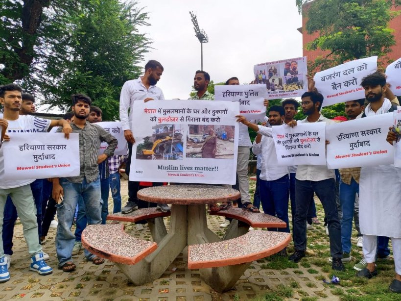 SIOJamia's tweet photo. Brother Swaleh Ansari, President of SIO JMI, addressed a protest organized by Mewati Student's Union. He showed solidarity with Mewat residents and urged swift action against the culprits behind the riot. https://t.co/t98Qbe2omv