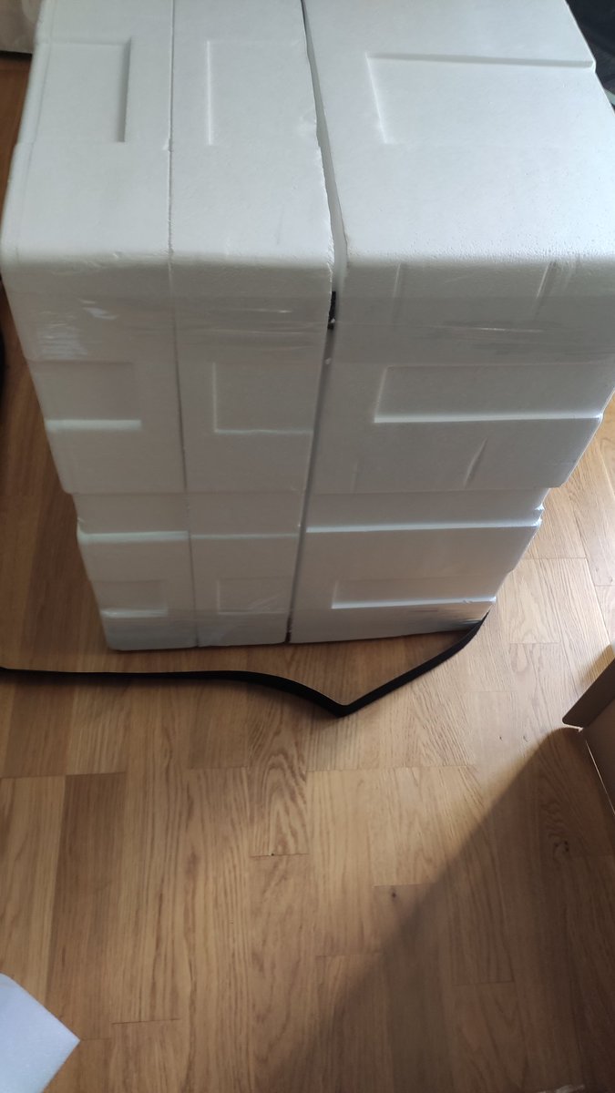 DuckFanboy's tweet image. Bonjours @TsumeArt puisque ça ne répond pas en mp ... Voici la " marchandise reçue aujourd'hui : 
Carton abîmé... visiblement déjà ouvert et "scellé tsume" inexistant