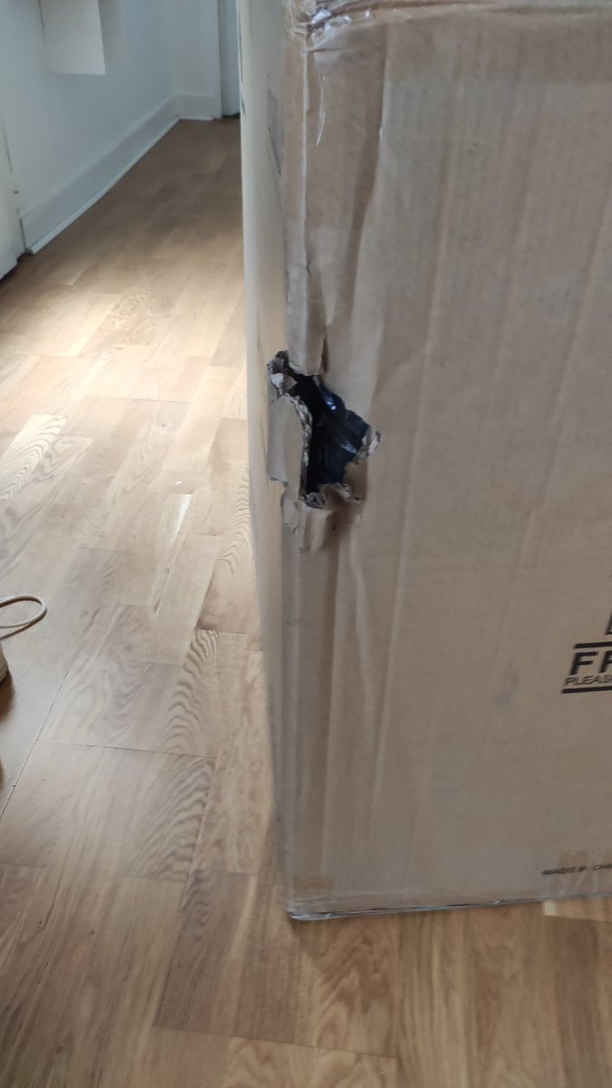 DuckFanboy's tweet image. Bonjours @TsumeArt puisque ça ne répond pas en mp ... Voici la " marchandise reçue aujourd'hui : 
Carton abîmé... visiblement déjà ouvert et "scellé tsume" inexistant