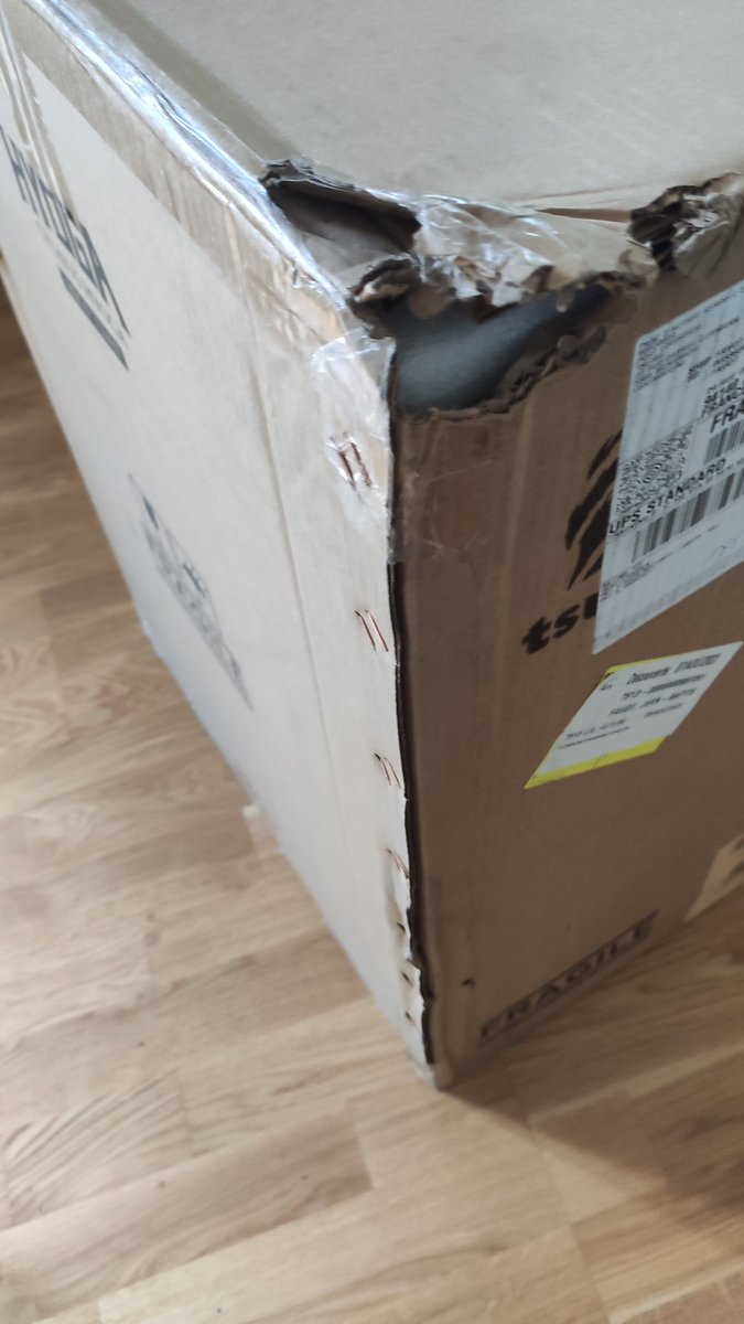 DuckFanboy's tweet image. Bonjours @TsumeArt puisque ça ne répond pas en mp ... Voici la " marchandise reçue aujourd'hui : 
Carton abîmé... visiblement déjà ouvert et "scellé tsume" inexistant