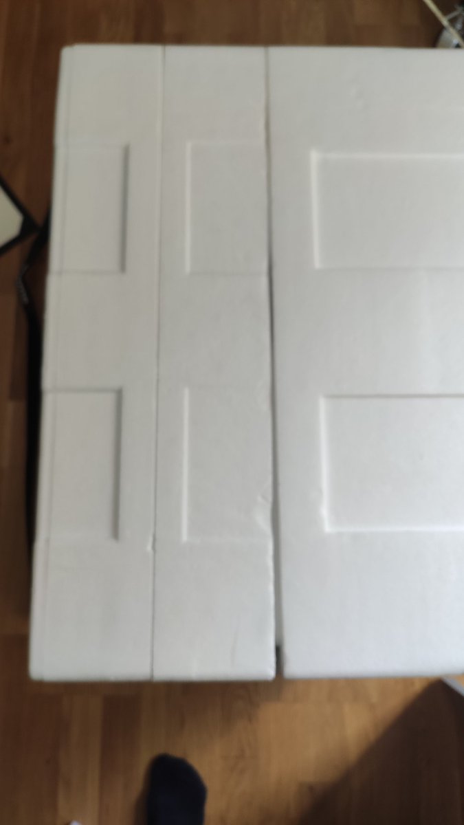 DuckFanboy's tweet image. Bonjours @TsumeArt puisque ça ne répond pas en mp ... Voici la " marchandise reçue aujourd'hui : 
Carton abîmé... visiblement déjà ouvert et "scellé tsume" inexistant