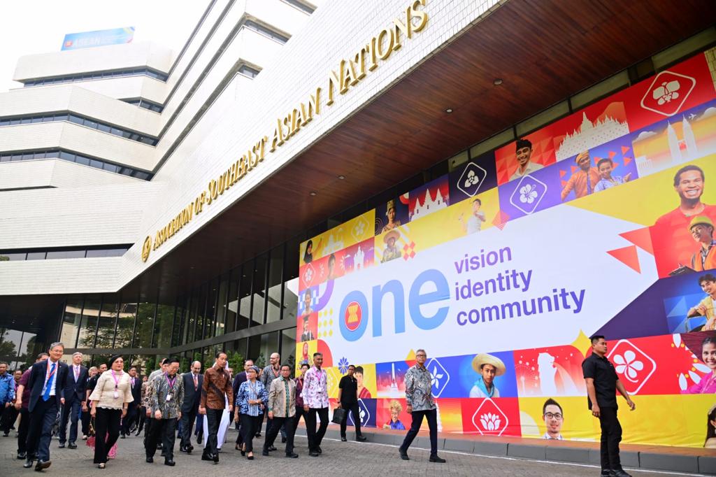 jokowi's tweet photo. Peringatan HUT ke-56 ASEAN digelar hari ini di Gedung Sekretariat ASEAN, Jakarta. 

Pada kesempatan itu, saya mendorong seluruh anggota ASEAN meneguhkan kembali tekad untuk menjadikan Asia Tenggara sebagai kawasan yang damai dan sejahtera. 

ASEAN adalah contoh keberagaman yang harmoni, yang saling melengkapi, dan menguatkan. Perbedaan antarnegara ada, tapi tidak menjadi halangan kita untuk mewujudkan tekad dan cita-cita ASEAN.