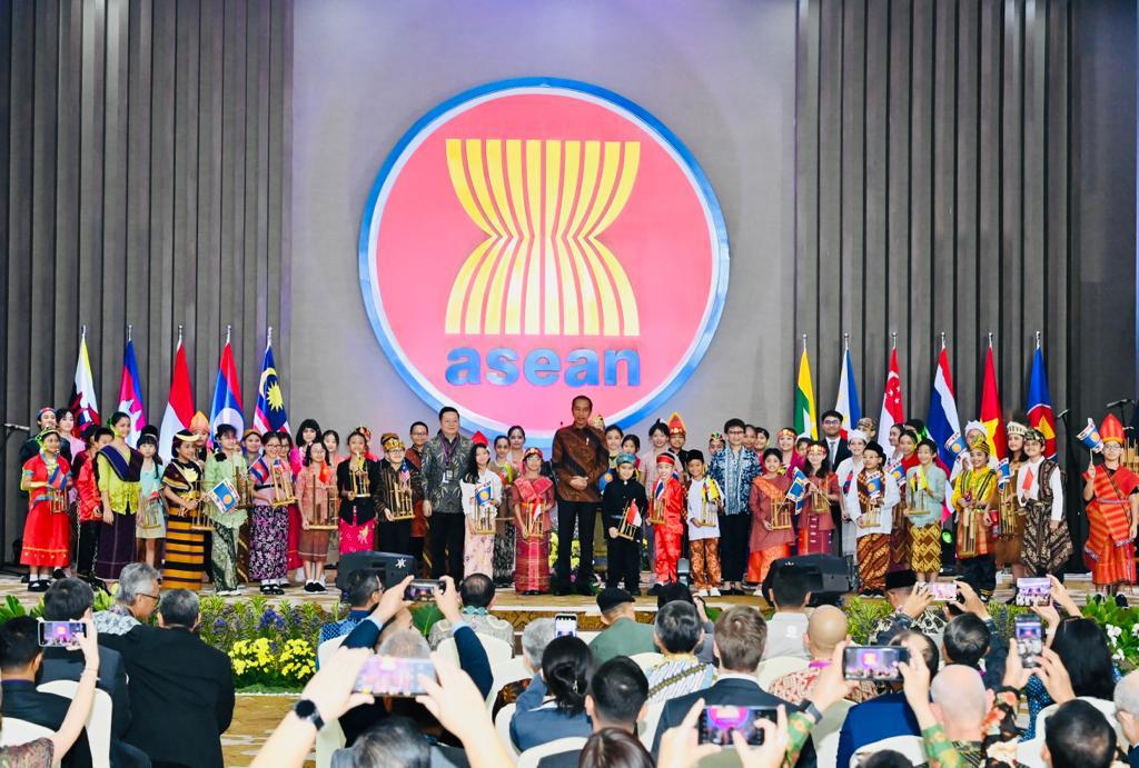 jokowi's tweet photo. Peringatan HUT ke-56 ASEAN digelar hari ini di Gedung Sekretariat ASEAN, Jakarta. 

Pada kesempatan itu, saya mendorong seluruh anggota ASEAN meneguhkan kembali tekad untuk menjadikan Asia Tenggara sebagai kawasan yang damai dan sejahtera. 

ASEAN adalah contoh keberagaman yang harmoni, yang saling melengkapi, dan menguatkan. Perbedaan antarnegara ada, tapi tidak menjadi halangan kita untuk mewujudkan tekad dan cita-cita ASEAN.