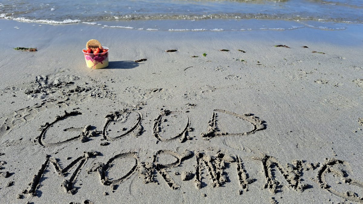 ThisIsGalway's tweet photo. Good Morning from @dcreamerycafe 👋😊 Their #smoothiebowls are the perfect #breakfast  and even better when you take them on the short stroll across the road to enjoy them on Salthill Beach overlooking Galway Bay 😍👌 Find them here: https://t.co/k5Wbv1sscz https://t.co/M967SOMqQp