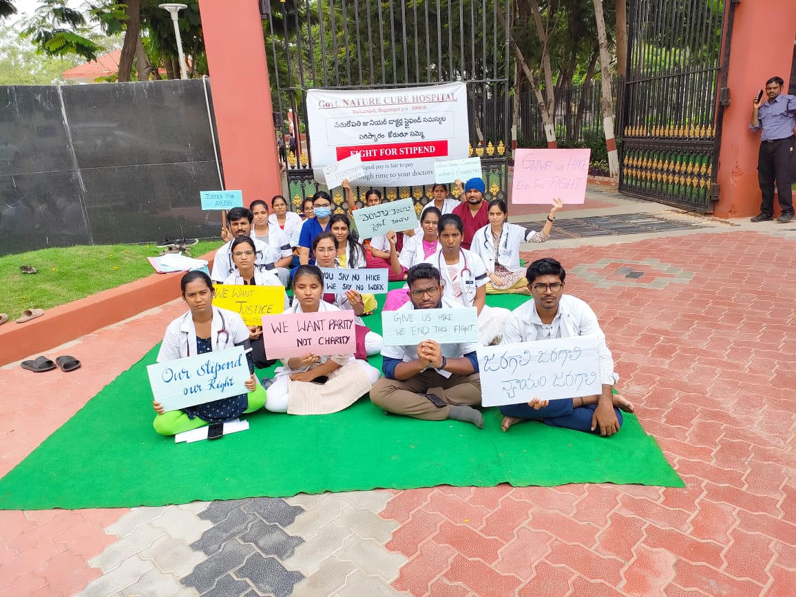 jyotshnate34707's tweet photo. Whole Ayush doctors protests have been going on in telangana since 9days. We want justice 
#TSAYUSHSTIPENDHIKE 
#TELANGANAAYUSH
#STIPENDHIKEFORAYUSH
@TigerRajaSingh
@revanth_anumula
@ReddySudhakar21
@seethakkaMLA
@abntelugutv
@TPadmaRao
@hmtvnewslive 
@TV9Telugu 
@V6News https://t.co/fAT7AmU4vz