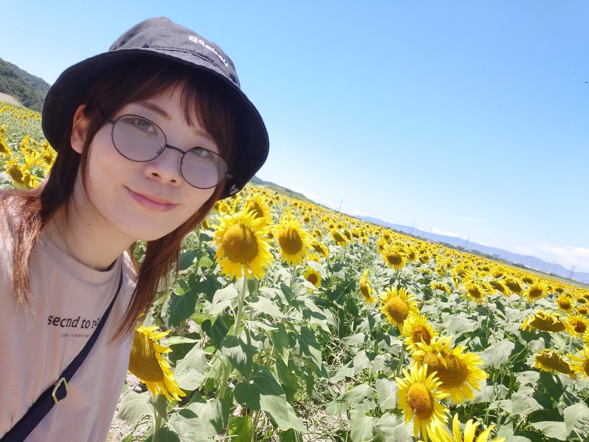 midori__usagi's tweet photo. ひまわり畑からこんにちは🌻
暑さに負けず
夏を楽しんでます( *´꒳`*)

甲子園も始まったし
ワクワクするぜぃ⚾✨ https://t.co/6cuuHimiAw