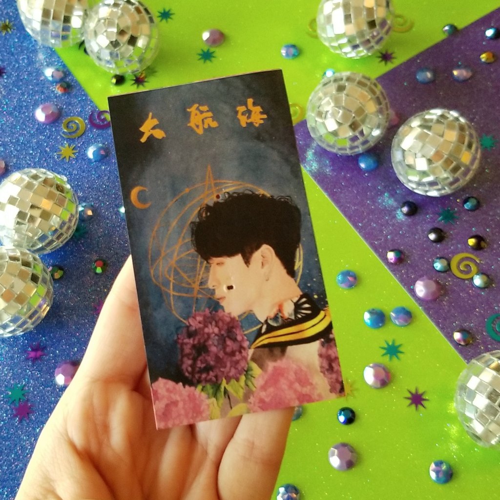 In honor of another amazing stage of Lay's tour, I wanted to share my pics of this pin based around one of his earliest concert looks.

I don't know the pin maker's name; if anyone does, please, share?~