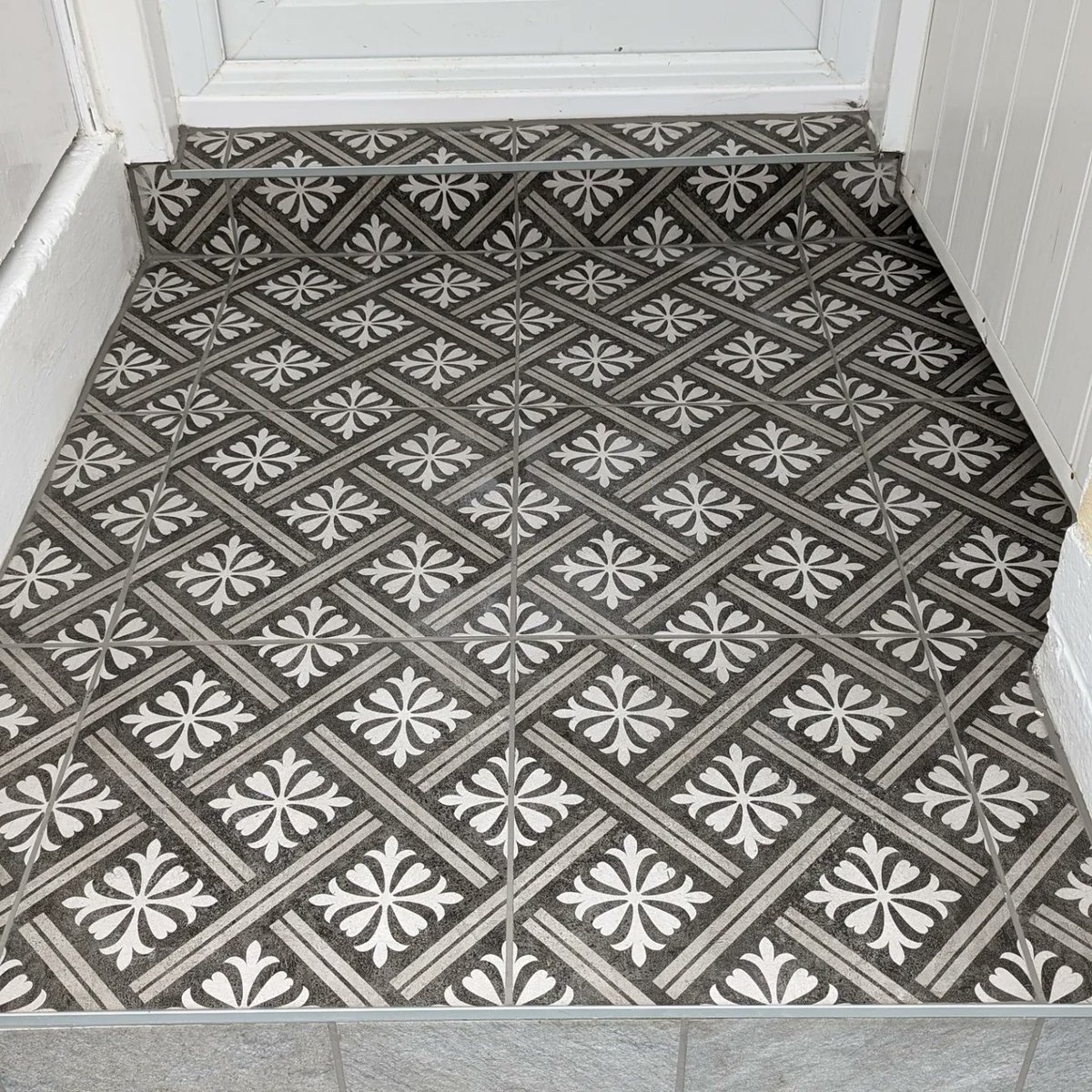 dunbartontiling's tweet photo. Another quality installation done by Dunbartonshire pro tiling. Are you looking for any tiling work to be done? If so contact Brian Gallagher on 07926947257. Free estimates, all work guaranteed, fully insured.
https://t.co/vNErcsgHQ8 #tiles #glasgowtile #toppstiles https://t.co/vW4NzxDYRj
