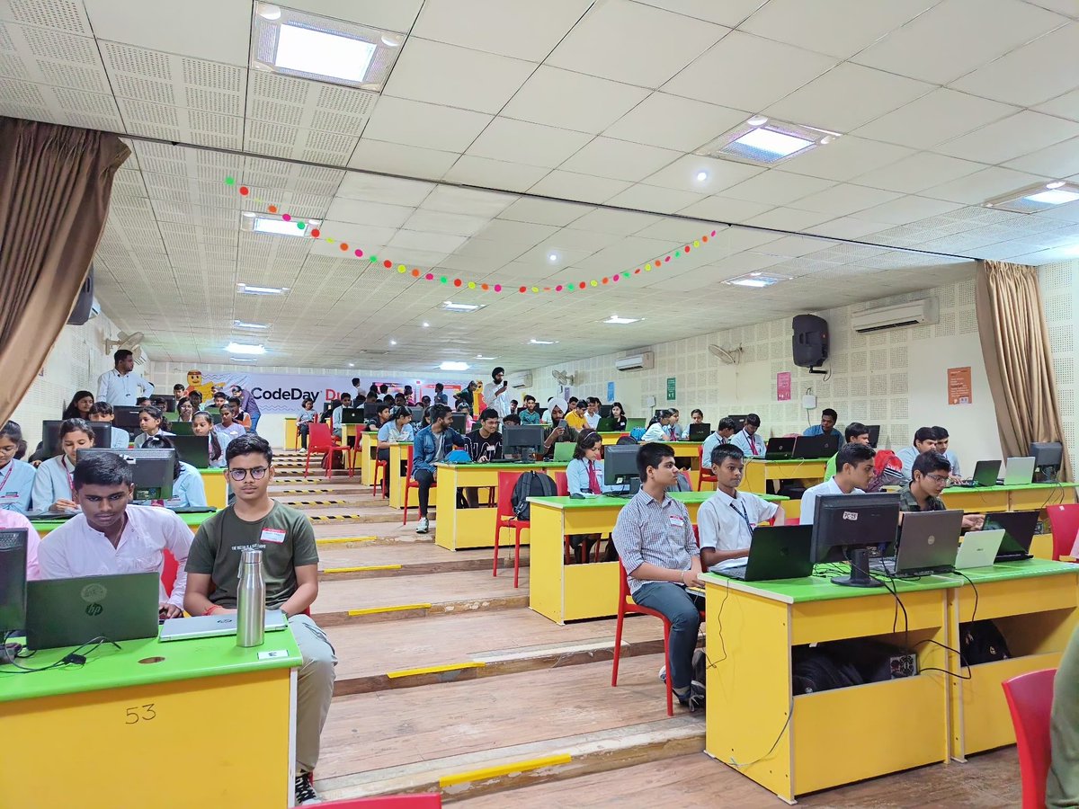 toukirkhan_'s tweet image. After we were done with all the check-ins and breakfast @carrycooldude kicked off the event with an ice-breaker to write code without hands and sharing about what @CodeDay actually is and how folks can get the most out of it in a fun way!🤠

3/n