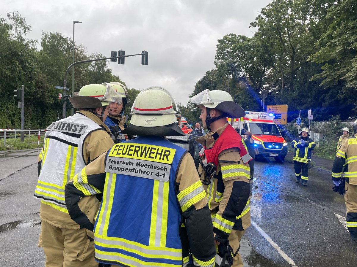 FWMeerbusch's tweet photo. Am Sonntagabend kam es zu einem Verkehrsunfall in #Meerbusch #Büderich mit mehreren verletzten Personen. Wie der sogenannte „Held:innen-Rucksack“ zum ersten Mal in Meerbusch zum Einsatz kam lest hier 👇
https://t.co/a2maO4uuNJ https://t.co/yWKOdycUKp