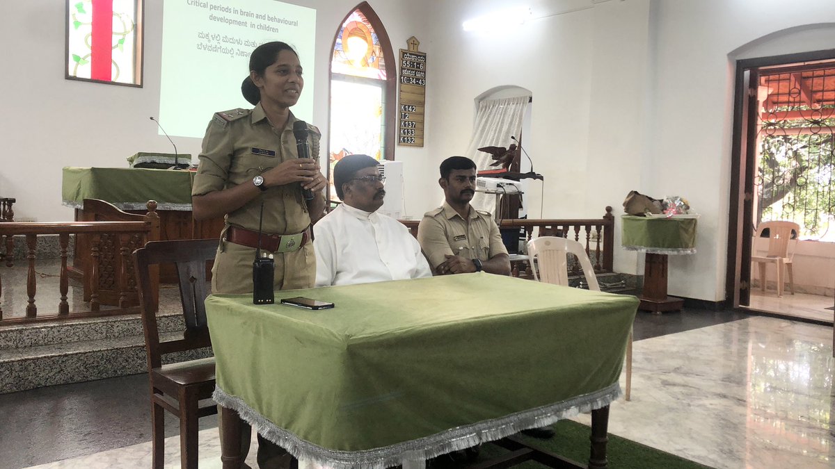 PrashanthSalins's tweet photo. @compolmlr Public Awareness Program By SI Ms.Jyothi Pandeshwar Police Station@HMC Church Gorigudda / 06-08-2023
https://t.co/kOzJzx7tkb https://t.co/1rOxdYkSYH