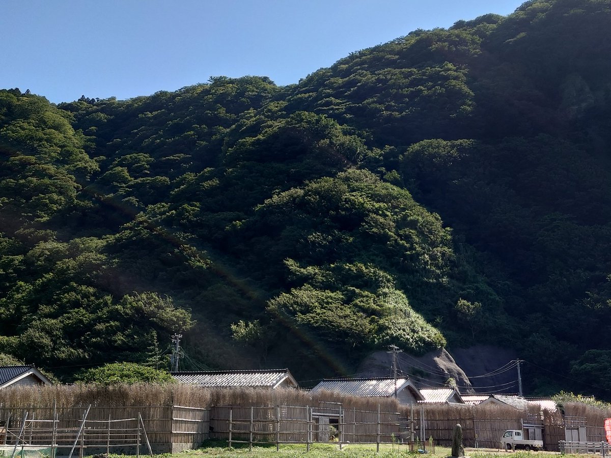 研修にかこつけて、念願だった大沢、上大沢地区の間垣集落に行くことができました。強い季節風から家々を守るために、ここまでの間垣が必要になる過酷な環境下にも、人々の暮らしはある。