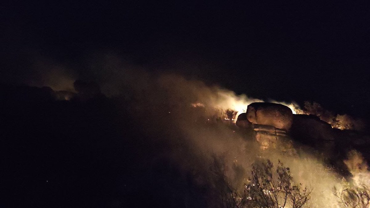 ExtremaduraON's tweet photo. Noche complicada en #ifvalenciadealcantara El fuego se ha reproducido con viento en eucalipto. Actúan en la zona 7 unidades terrestres 10 medios aéreos 3 agentes del medio natural y 2 técnicos del Infoex https://t.co/eifqpwvdl5