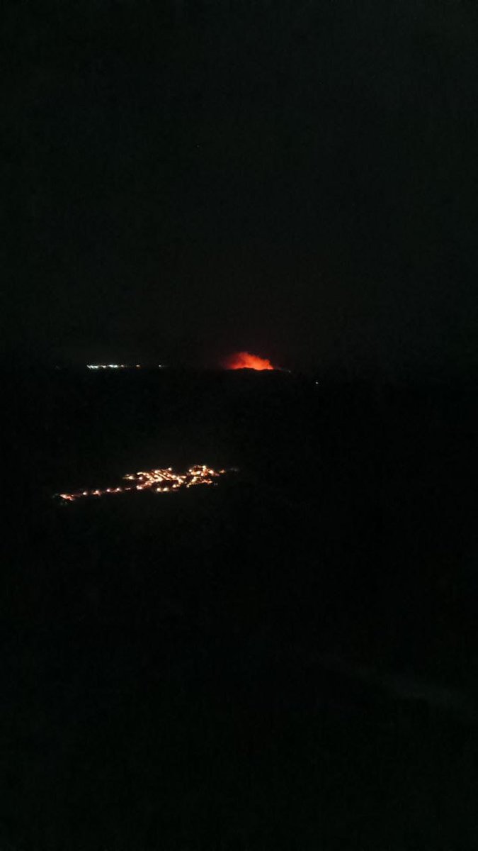 ExtremaduraON's tweet photo. Noche complicada en #ifvalenciadealcantara El fuego se ha reproducido con viento en eucalipto. Actúan en la zona 7 unidades terrestres 10 medios aéreos 3 agentes del medio natural y 2 técnicos del Infoex https://t.co/eifqpwvdl5