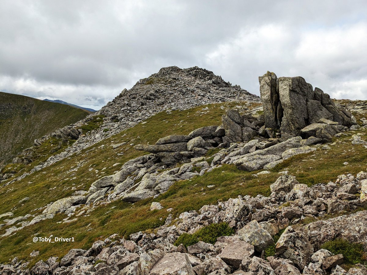 #TombTuesday One of the prehistoric wonders of #Eryri/#Snowdonia must be Carnedd Fach Early Bronze Age cairn, sited between two peaks of the #Carneddau The vast cairn incorporates an outcrop, giving it a towering appearance & elevating it above the saddle 📷 yesterday