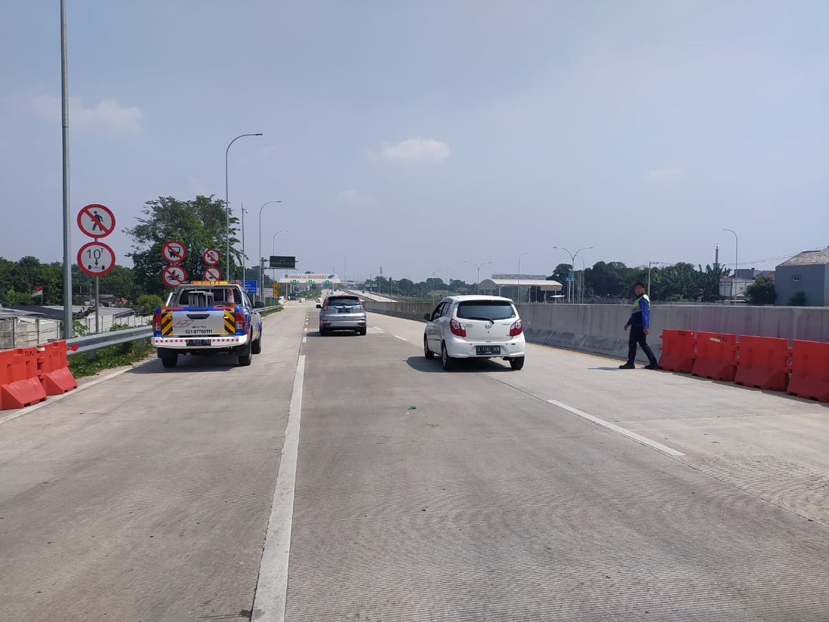 #TolCijagoDepok On ramp Kukusan3 sudah dibuka (11:00 WIB), dan akan ditutup kembali besok pagi (06:00 WIB) setiap harinya. Jaga jarak aman kendaraan anda, patuhi protokol perambuan yang ada, dan semoga selamat sampai tujuan. Terima kasih...
