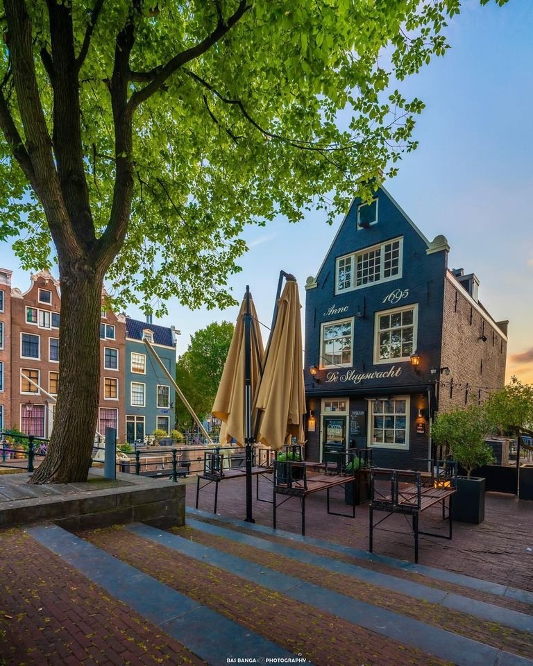 One of the most famous Amsterdam hotspots, during an early summer morning 
thuistravel.nl

📷 @basbangaphotography