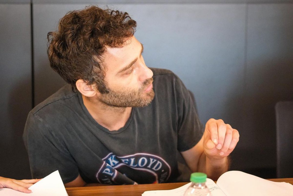secozdemirnews's tweet photo. Reading rehearsal ❤️🔥
#YarenLeylek #seckinozdemir #aciask #birnefesyeter #başbelası #bücür #kirakilastory #korkutali #günahkar #ahkar #tehlikelikarim #alyazmalım #kuruluşosman #cankırıkları #biraskhikayesi #aciask #damlasönmez #atesbocegi #barisbuka #SevgiliGecmis #hizmetciler ❤️ https://t.co/24E1hzs8jZ