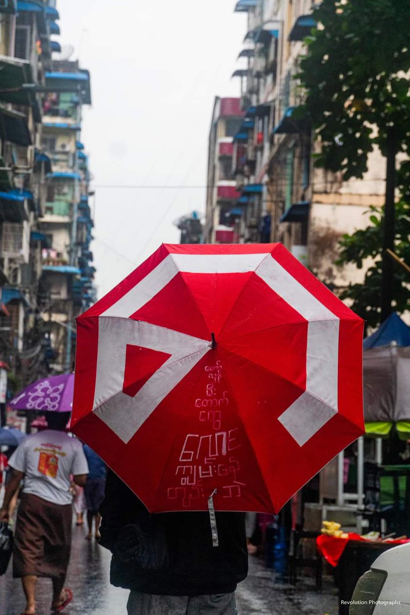 MayWongST's tweet photo. #Myanmar citizens defy #military warnings as they fearlessly carry umbrellas bearing number 8 in Burmese to remember #8888Uprising 35 years ago as nationwide protests in 1988 ended the dictatorship then. Similar movement last year led to several arrests. #WhatsHappeningInMyanmar https://t.co/8tHDv3hnUB