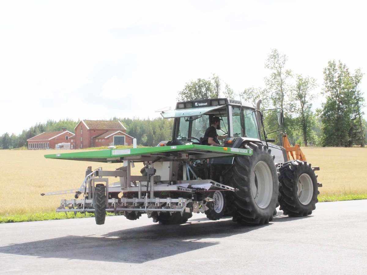 Peltorobotti kylvää seuraavaksi pinaattia <a href="/ttsfi/">TTS Työtehoseura</a> #peltorobotti #viljely #tuottavuus tts.fi/uutishuone/uut…