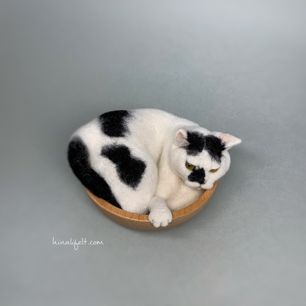 むぎゅ

#世界猫の日 
#羊毛フェルト