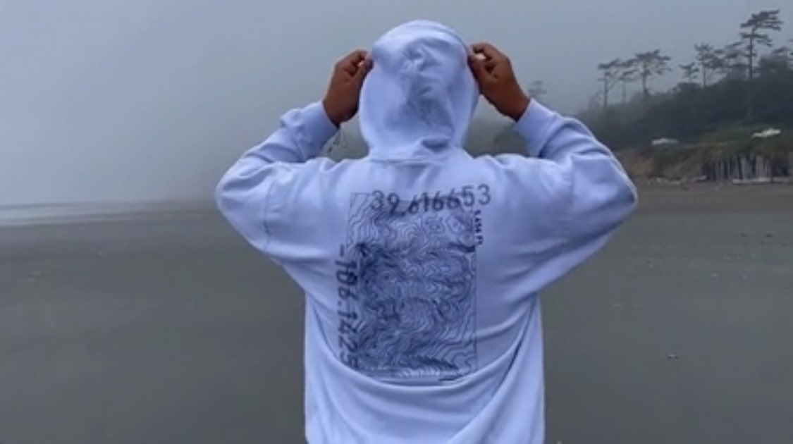RyanTwomeyy's tweet photo. I’m gonna chose 1 random person who follows me in the next 48 hours to receive a free hoodie! https://t.co/iwtvhxL6dA