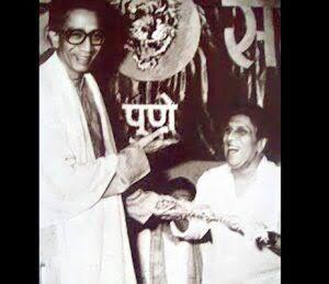 AUThackeray's tweet photo. दादा कोंडके म्हणजे महाराष्ट्रातील प्रत्येक रसिकाला आपलं वाटणारं हरहुन्नरी व्यक्तिमत्व. त्यांचं नातं कलेशी जितकं घट्ट बांधलेलं होतं तितकंच ते शिवसेनेसोबतही होतं. आज त्यांना जयंती दिनी विनम्र अभिवादन! https://t.co/tEwmJZpCyA