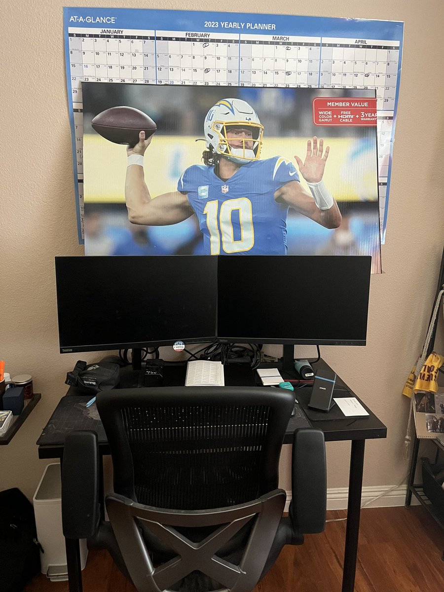 BrianaSoltis's tweet photo. 1. Bought a 70” TV because Herbert
2. Too lazy to toss/save the box (it’s hot)
3. Came home from training camp
4. Me: “I should send some emails”
5. This… #SpouseGoals https://t.co/jlBD4zVp69