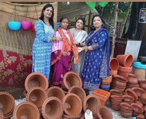 ArchanaaSingh28's tweet photo. #handloomweek के तहत जो कि 4 से 12अगस्त के बीच मनाया जा रहा है ,रांची महानगर महिला मोर्चा के आज कुमुद पांडे जी,नम्रता जी के साथ बांस से डलिया, टोकरी और सूप बनाने वाली(बुनकर), मिट्टी के बर्तन और गमले बनाने वाली कुम्हारिन, खादी की दुकान चलाने वाले दुकान मालिक को सम्मानित करते हुए॥# https://t.co/Lgt1prdWOU