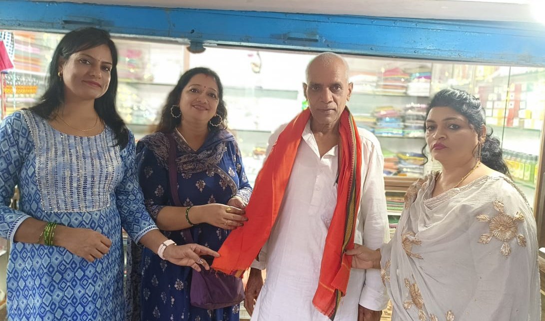 ArchanaaSingh28's tweet photo. #handloomweek के तहत जो कि 4 से 12अगस्त के बीच मनाया जा रहा है ,रांची महानगर महिला मोर्चा के आज कुमुद पांडे जी,नम्रता जी के साथ बांस से डलिया, टोकरी और सूप बनाने वाली(बुनकर), मिट्टी के बर्तन और गमले बनाने वाली कुम्हारिन, खादी की दुकान चलाने वाले दुकान मालिक को सम्मानित करते हुए॥# https://t.co/Lgt1prdWOU