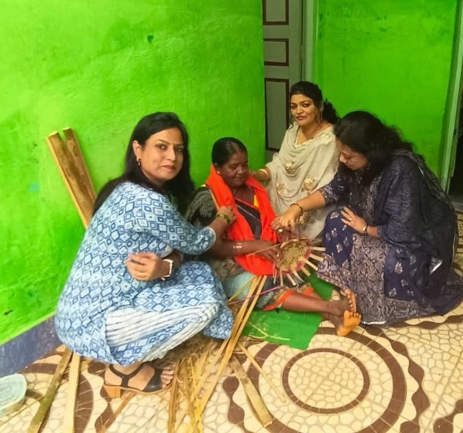 ArchanaaSingh28's tweet photo. #handloomweek के तहत जो कि 4 से 12अगस्त के बीच मनाया जा रहा है ,रांची महानगर महिला मोर्चा के आज कुमुद पांडे जी,नम्रता जी के साथ बांस से डलिया, टोकरी और सूप बनाने वाली(बुनकर), मिट्टी के बर्तन और गमले बनाने वाली कुम्हारिन, खादी की दुकान चलाने वाले दुकान मालिक को सम्मानित करते हुए॥# https://t.co/Lgt1prdWOU
