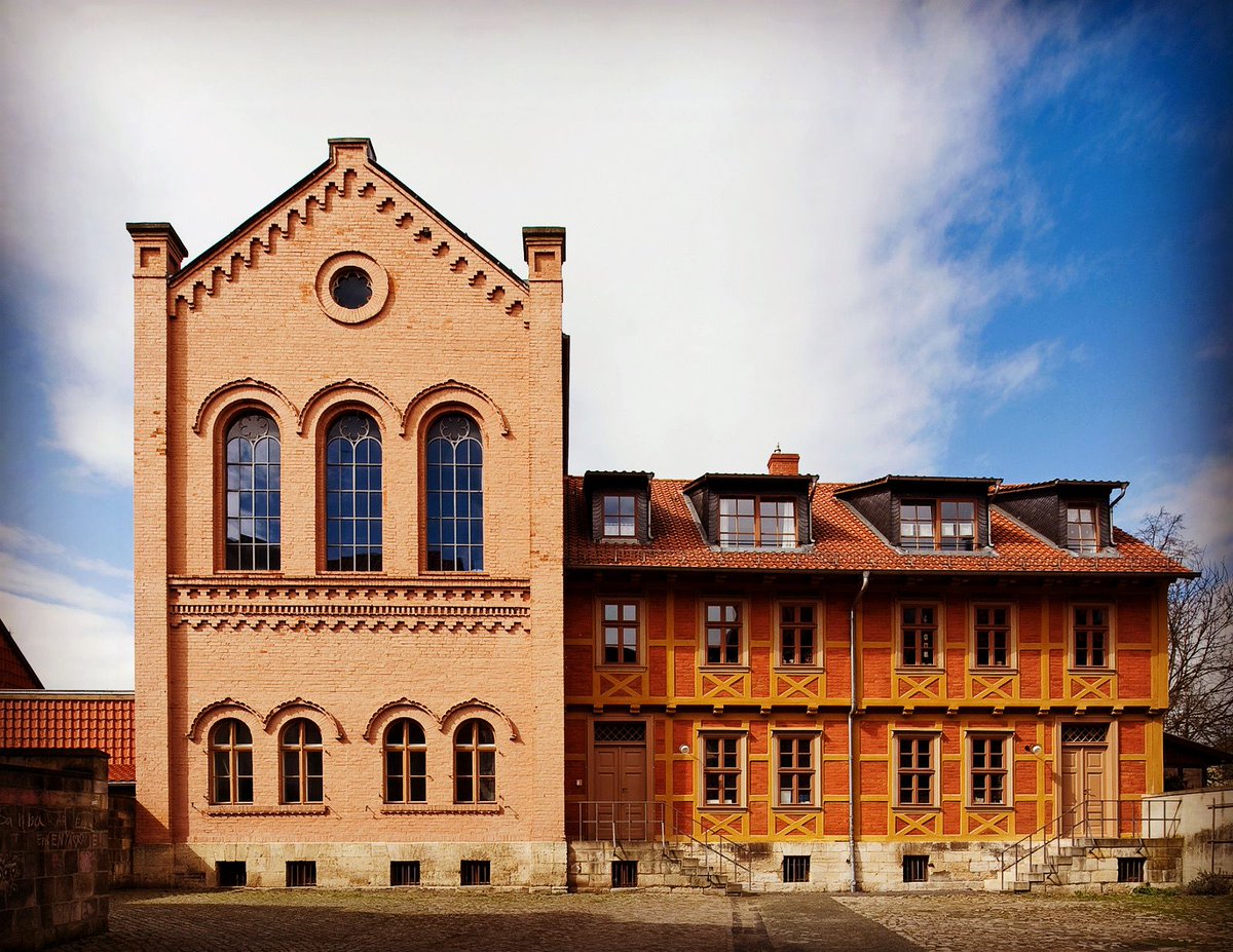 BLMHalberstadt's tweet photo. Wer sind wir?

Das Berend Lehmann Museum für jüdische Geschichte und Kultur #Halberstadt ist nach dem Hofjuden Berend Lehmann (1661-1730) benannt. Von Halberstadt aus war er für die Höfe von Preußen, Hannover, Braunschweig und vor allem August den Starken in Sachsen tätig. https://t.co/ZffvnZigQH