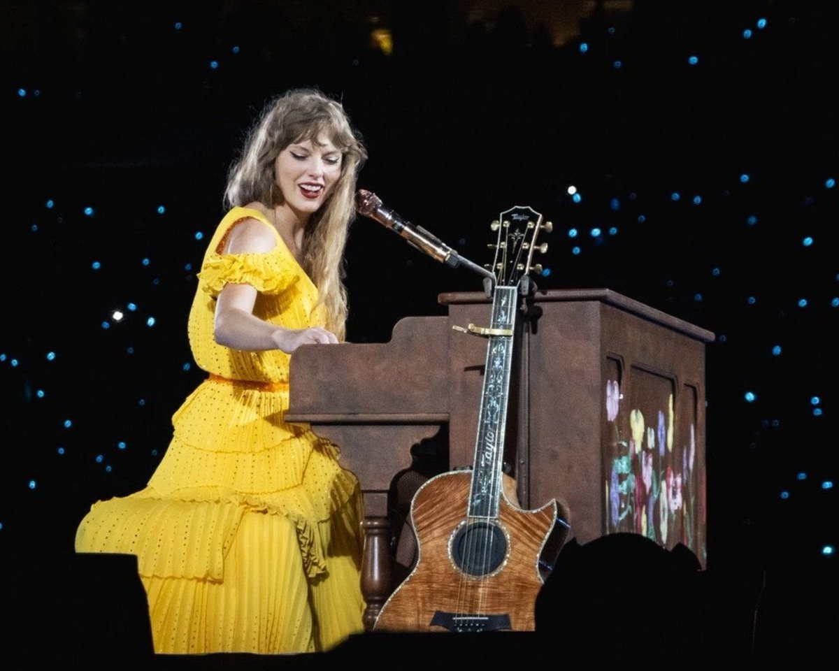 tswifterastour's tweet photo. 🚨| Taylor Swift performs “exile” from “folklore” as the second surprise song for Day 4 of ‘The Eras Tour’ in Los Angeles, California!
#TSTheErasTour #LATSTheErasTour https://t.co/oJ2Ky5EBPL