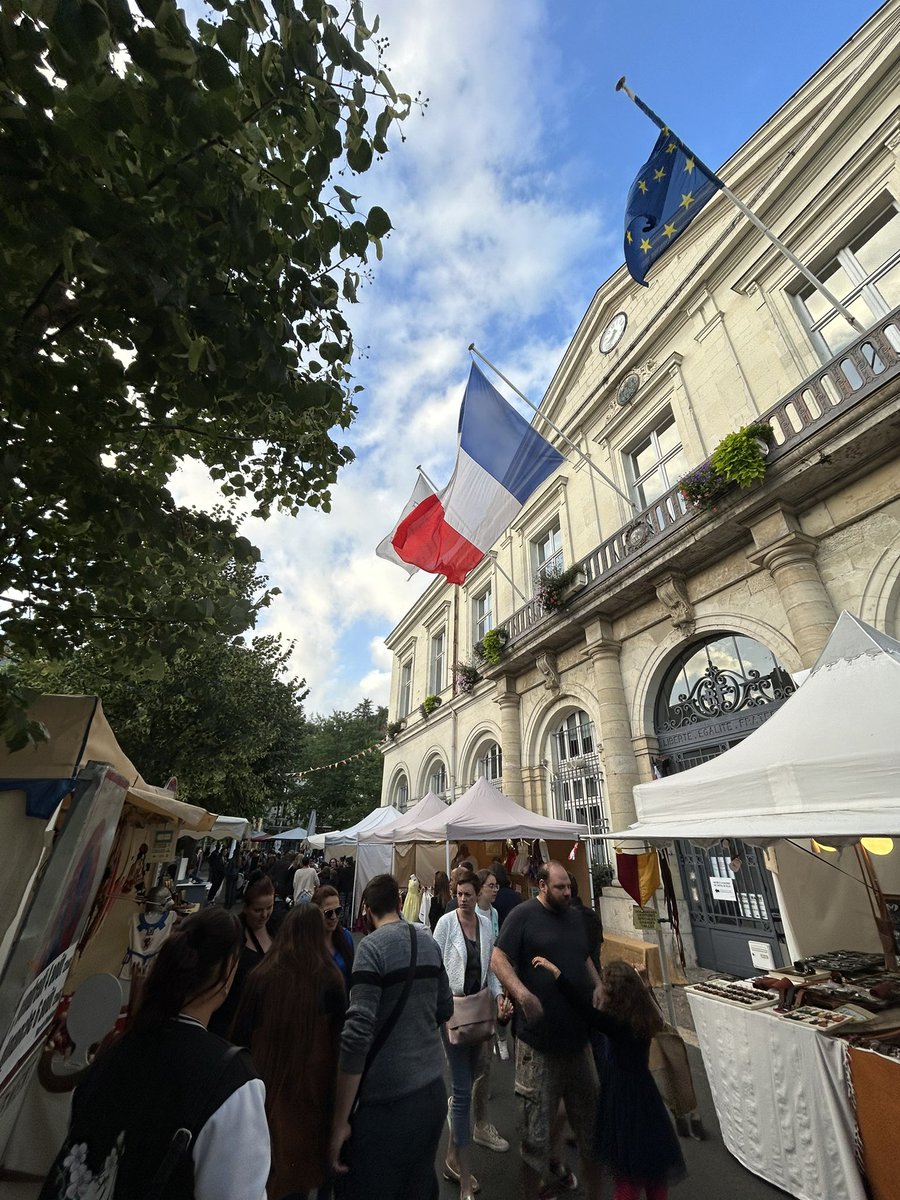 AndyPeggs's tweet photo. Enough with the 0.5 already😁. Street market Chinon. https://t.co/Cd7jScbyg7